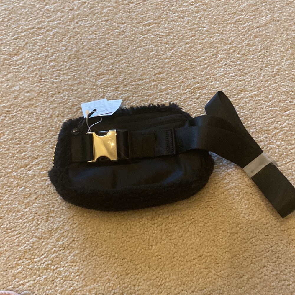 Lululemon Belt Bag black fleece nwt - Picture 3 of 9